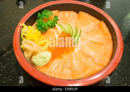 Boîte de riz japonais avec Sashimi au saumon, stock photo Banque D'Images
