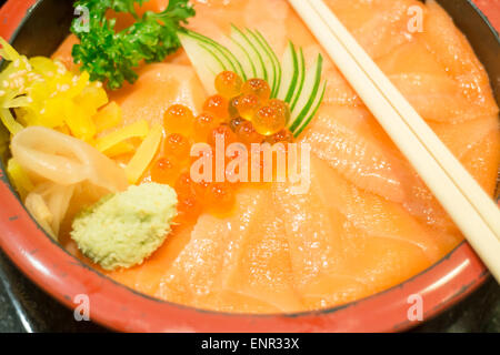 Boîte de riz japonais avec Sashimi au saumon, stock photo Banque D'Images
