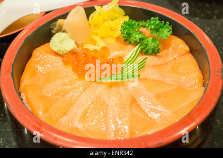 Boîte de riz japonais avec Sashimi au saumon, stock photo Banque D'Images