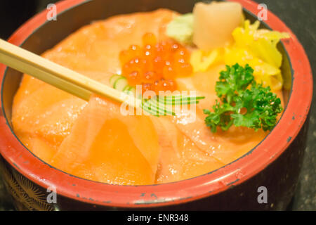 Boîte de riz japonais avec Sashimi au saumon, stock photo Banque D'Images
