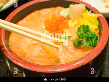 Boîte de riz japonais avec Sashimi au saumon, stock photo Banque D'Images