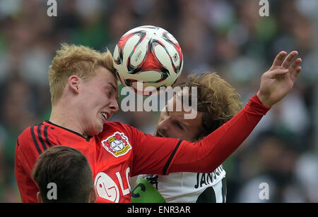 Moenchengladbach, Allemagne. 09 mai, 2015. Gladbach's Tony Jantschke (R) et Leverkusen's Julian Brandt rivalisent pour le ballon pendant le match de football Bundesliga allemande entre Borussia Moenchengladbach et Bayer Leverkusen Borussia Moenchengladbach en Allemagne, dans le parc, 09 mai 2015. Gladback gagné 3-0. Photo : FEDERICO GAMBARINI/dpa/Alamy Live News Banque D'Images