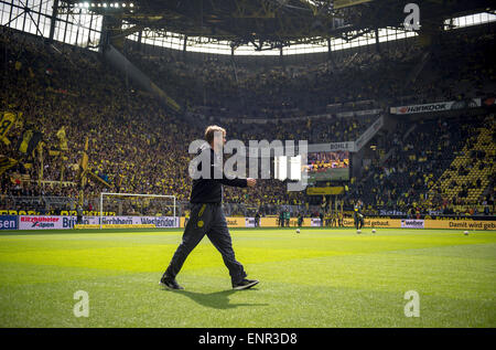 Dortmund, Allemagne. 09 mai, 2015. L'entraîneur de Dortmund JÜRGEN KLOPP marche à travers le champ avant de la Bundesliga match de foot entre Borussia Dortmund et Hertha BSC dans parc Signal Iduna à Dortmund, Allemagne, 09 mai 2015. Renforcé le match 2-0. Photo : MAJA HITIJ/dpa/Alamy Live News Banque D'Images