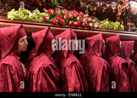 Procession de fraternité Paso Encarnado un Vendredi saint procession de la Semana Santa (semaine sainte) dans la région de Lorca, Murcie, Spai Banque D'Images