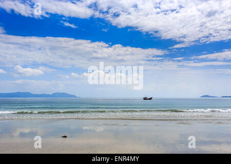 Bateaux locaux à matin dans Doc Let beach, Nha Trang Vietnam central Banque D'Images