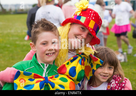 Poole, Dorset, UK. 10 mai, 2015. La première course Arc-en-ciel de Dorset a lieu au parc Popularité des chaussures élégantes, Poole. Plus de 1500 coureurs prennent part à la course 3k de bienfaisance organisé par Naomi House et Jacksplace hospices pour enfants près de Winchester, afin de recueillir des fonds pour leur appel Caterpillar. Credit : Carolyn Jenkins/Alamy Live News Banque D'Images