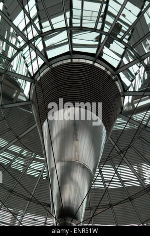 Janvier 2005 - BERLIN : à l'intérieur de la coupole de l'édifice Reichstags à Berlin. Banque D'Images