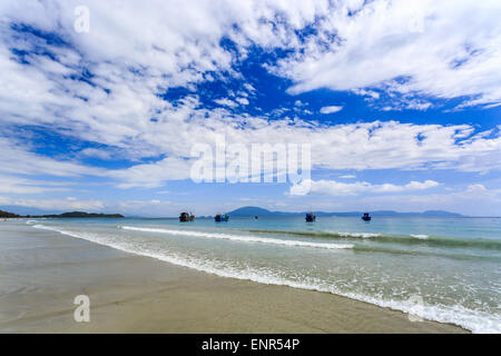 Bateaux locaux à matin dans Doc Let beach, Nha Trang Vietnam central Banque D'Images