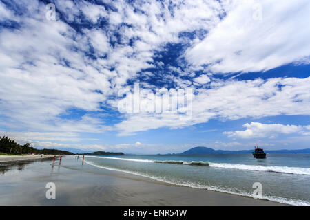 Bateaux locaux à matin dans Doc Let beach, Nha Trang Vietnam central Banque D'Images