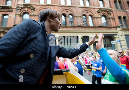 Manchester, UK. 10 mai 2015. Ex-heptathlete et médaillé d'or olympique Denise Lewis OBE de 5 ans élevé porteur au début de la Great Manchester Run Morrisons sur Portland Street à Manchester Crédit : Russell Hart/Alamy Live News. Banque D'Images