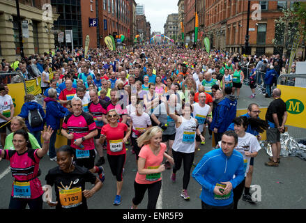 Manchester, UK. 10 mai 2015. Glissières de démarrer le Morrisons Great Manchester Run sur Portland Street à Manchester Crédit : Russell Hart/Alamy Live News. Banque D'Images