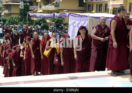 Dharamsala, Inde. 10 mai, 2015. Moines et nonnes bouddhistes tibétains debout dans la queue pour entrer dans la salle où Sa Sainteté, le Dalaï Lama va enseigner à monastère Gyuto à Dharamshala, sur Je Rinpoché, 'Les trois principaux aspects de la voie', 'The Concise Étapes de la voie', et 'Louange à Selon découlant' jusqu'au 13 mai. Credit : Shailesh Bhatnagar/Pacific Press/Alamy Live News Banque D'Images