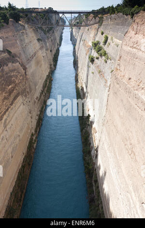 Le Canal de Corinthe, Grèce relie le golfe de Corinthe avec le Golfe de Saros en Mer Egée Banque D'Images