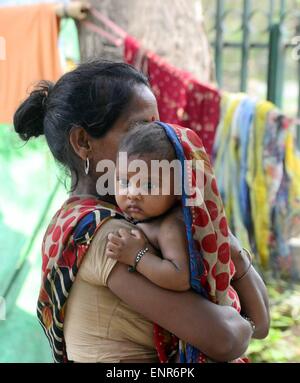 Allahabad, Inde. Le 11 mai, 2015. Femme avec son enfant pendant la journée de célébration des mères. Credit : Prabhat Kumar Verma/Pacific Press/Alamy Live News Banque D'Images