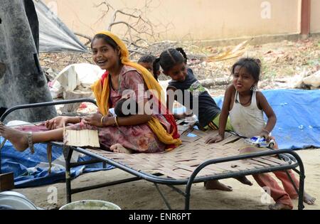 Allahabad, Inde. Le 11 mai, 2015. Femme avec ses enfants pendant la journée de célébration des mères. Credit : Prabhat Kumar Verma/Pacific Press/Alamy Live News Banque D'Images