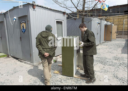 Kiev, Ukraine. Apr 25, 2015. Azov bénévoles dans leur camp d'entraînement à Kiev.L'Azov bataillon a été nommé d'après les eaux bleues de ce sud-est de la mer de l'Ukraine. Plus de la moitié des combattants du bataillon sont Ukrainiens de l'est russophone. Bon nombre des membres du bataillon d'Azov sont, par leur propre description, ultra-nationalistes ukrainiens droit.L'Azov training camp est situé dans une zone très étendue, anciennement un ex usine de machines agricoles. © Hans Van Rhoon/ZUMA/ZUMAPRESS.com/Alamy fil Live News Banque D'Images