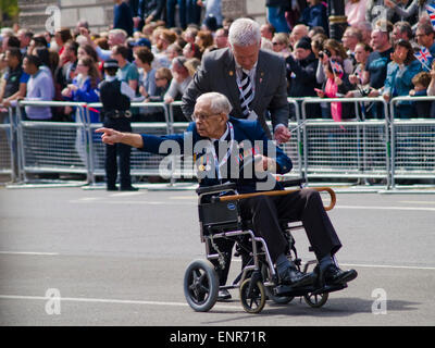 Londres. 10 mai 2015. Un ancien combattant repère un visage familier dans la foule comme il fait son chemin vers le bas Whitehall après un service pour commémorer le 70e anniversaire du Jour de la victoire dans l'abbaye de Westminster. (C) Paul Swinney/Alamy Live News Banque D'Images