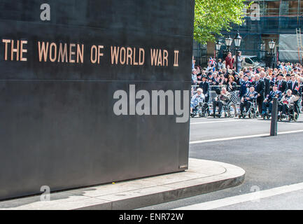 Le jour de la victoire en 70e anniversaire. Un défilé des anciens combattants partirent vers le bas à Whitehall le parc de St James en passant les femmes de la seconde guerre mondiale memorial Banque D'Images