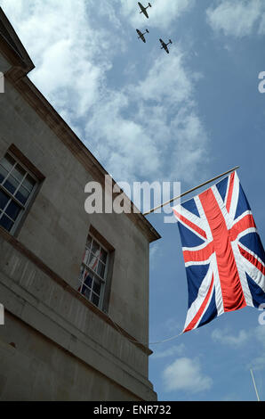 Célébrations du 70e anniversaire du Ve Day. Les combattants de guerre de la RAF de la bataille d'Angleterre Memorial Flight survolant Horse Guards, Whitehall, Londres Banque D'Images