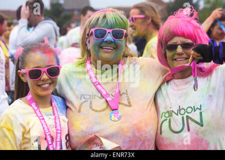 Poole, Dorset, UK. 10 mai, 2015. La première course Arc-en-ciel de Dorset a lieu au parc Popularité des chaussures élégantes, Poole. Plus de 1500 coureurs prennent part à la course 3k de bienfaisance organisé par Naomi House et Jacksplace hospices pour enfants près de Winchester, afin de recueillir des fonds pour leur appel Caterpillar. Credit : Carolyn Jenkins/Alamy Live News Banque D'Images