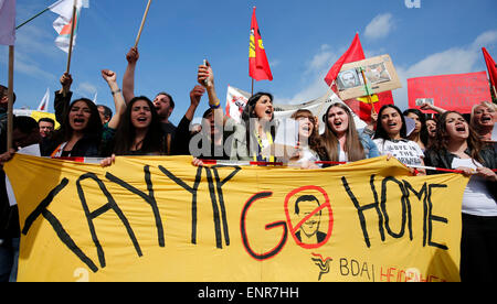 Karlsruhe, Allemagne. 10 mai, 2015. Portant une banderole avec écrit "Tayyip go home', de nombreuses personnes manifester contre un événement avec le Président turc, Recep Tayyip Erdogan, à Karlsruhe, Allemagne, 10 mai 2015. Entre 10 000 et 12 000 Turcs vivant à l'étranger, principalement dans le sud de l'Allemagne, sont attendus à l'événement pour le début de la semaine dans le hall du commerce dans la région de Rheinstetten. Photo : Ronald WITTEK/dpa/Alamy Live News Banque D'Images