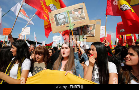 Karlsruhe, Allemagne. 10 mai, 2015. Portant des banderoles et des pancartes, de nombreuses personnes manifester contre un événement avec le Président turc, Recep Tayyip Erdogan, à Karlsruhe, Allemagne, 10 mai 2015. Entre 10 000 et 12 000 Turcs vivant à l'étranger, principalement dans le sud de l'Allemagne, sont attendus à l'événement pour le début de la semaine dans le hall du commerce dans la région de Rheinstetten. Photo : Ronald WITTEK/dpa/Alamy Live News Banque D'Images