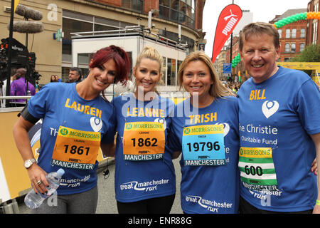 Manchester, UK. Dimanche 10 mai 2015. La ville a accueilli le Morrison's Great Manchester Run dans le cœur du centre-ville. Celebrity membres de l'équipe de Christie : vedettes de télé-réalité Lauren Simon & Leanne Browne, L'actrice Tricia Penrose et présentateur de la BBC Bill Turnbull. Crédit : Michael Buddle/Alamy Live News Banque D'Images