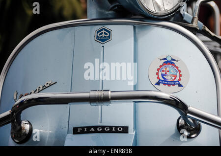 Scooter Piaggio avec un insigne pour l'Irlande du Nord Scooter Club Banque D'Images