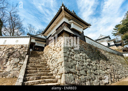 Bitchu Matasuyama, château de Takahashi de l'AKA au Japon. Des marches de pierre menant sous le trou de chute de pierre à la porte et le composé Honmaru et le garde principal. Banque D'Images