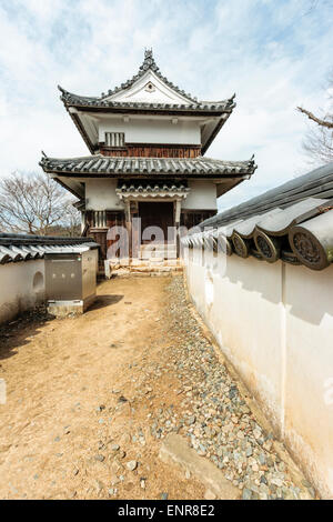 Takahashi, château de Bitchu Matsuyama au Japon. La tourelle à deux niveaux, Niju-Yagura, reliée par le mur de plâtre dobei, franched chemin vers le garde-main. Banque D'Images