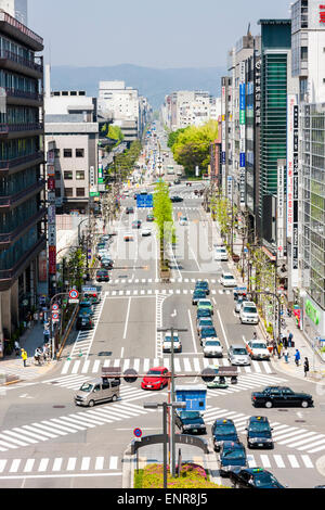 Vue panoramique le long de Karasumu dori, rue à Kyoto. Rue principale à quatre voies traversant la ville depuis la gare avec grand passage à niveau. Banque D'Images