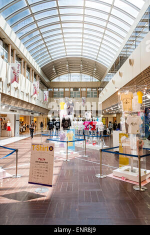 Le centre commercial Porta à la gare de Kyoto. Les produits de vente au détail sont présentés dans l'allée principale du centre commercial avec des magasins de chaque côté. Toit de type atrium en verre. Banque D'Images