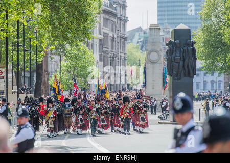 Jour de la VICTOIRE 70 - Marquage des commémorations anniversaire historique de la fin de la Seconde Guerre mondiale en Europe. après un service d'action de grâce à l'abbaye de Westminster, un défilé des anciens combattants et le personnel de service, dirigé par un pipe band militaire, et un défilé aérien - Vers le bas et en whitehall Horse Guards Parade. Banque D'Images