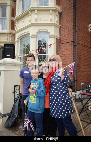 La victoire en Europe le 70 e anniversaire du Parti de la rue. Un syndicat familial Jack drapeaux à l'extérieur de leur maison lors d'une fête de rue communautaire à Southsea, Portsmouth, tout en célébrant le 70ème anniversaire de la Journée de la VE. Banque D'Images