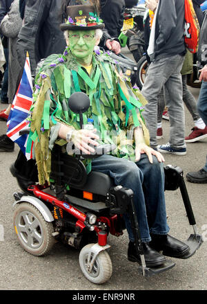 Homme vert sur fauteuil roulant Banque D'Images