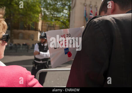 Westminster, London, UK. 10 mai, 2015. 70e anniversaire de la fin de la DEUXIÈME GUERRE MONDIALE en Europe ont lieu dans le centre de Londres avec les grandes foules de la place du Parlement et de Whitehall. Credit : Malcolm Park editorial/Alamy Live News Banque D'Images