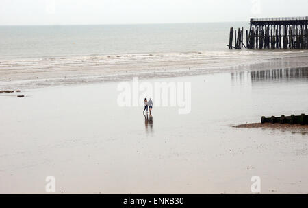 Les gens qui marchent sur la grande plage Banque D'Images