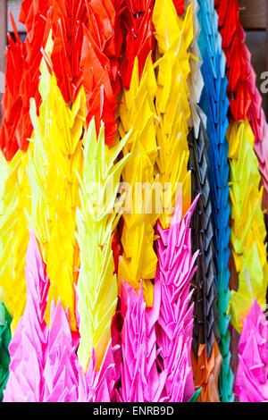 Temple Kiyoshikōjin Seichō-ji à Takarazuka au Japon. Rangées de grues en papier de différentes couleurs suspendues à partir d'un cadre en bois disposées principalement par couleur. Banque D'Images