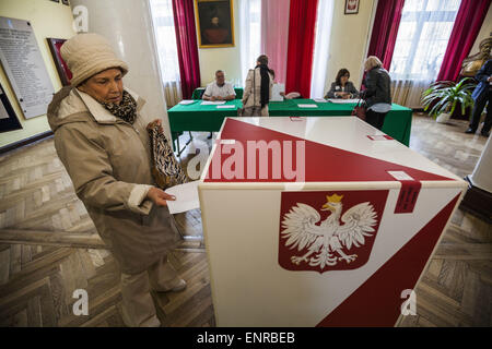 Varsovie, Mazovie, Pologne. 10 mai, 2015. Femme insère son vote dans l'urne pour les élections présidentielles en Pologne. Credit : Celestino Arce/ZUMA/ZUMAPRESS.com/Alamy fil Live News Banque D'Images