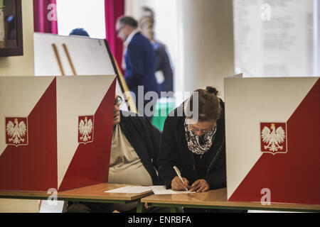 Varsovie, Mazovie, Pologne. 10 mai, 2015. Une femme écrit son candidat choisi dans l'urne lors des élections présidentielles en Pologne. Credit : Celestino Arce/ZUMA/ZUMAPRESS.com/Alamy fil Live News Banque D'Images