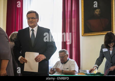 Varsovie, Mazovie, Pologne. 10 mai, 2015. Président de la Pologne, Bronislaw Komorowski, avec son bulletin dans le bureau de vote pendant les élections présidentielles en Pologne. Credit : Celestino Arce/ZUMA/ZUMAPRESS.com/Alamy fil Live News Banque D'Images