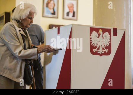 Varsovie, Mazovie, Pologne. 10 mai, 2015. Femme insère son vote dans l'urne pour les élections présidentielles en Pologne. Credit : Celestino Arce/ZUMA/ZUMAPRESS.com/Alamy fil Live News Banque D'Images