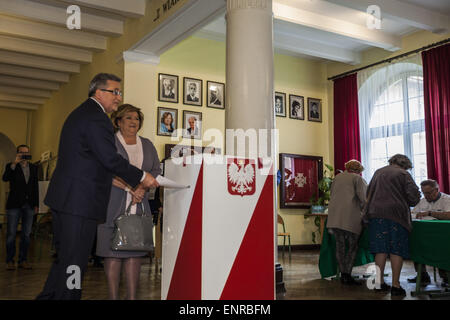 Varsovie, Mazovie, Pologne. 10 mai, 2015. Président de la Pologne, Bronislaw Komorowski, introduire son vote dans l'urne lors des élections présidentielles en Pologne. Credit : Celestino Arce/ZUMA/ZUMAPRESS.com/Alamy fil Live News Banque D'Images