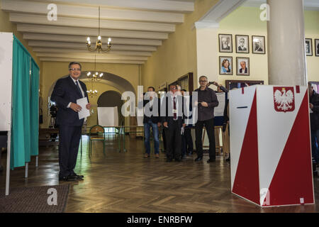 Varsovie, Mazovie, Pologne. 10 mai, 2015. Président de la Pologne, Bronislaw Komorowski, avec son bulletin dans le bureau de vote pendant les élections présidentielles en Pologne. Credit : Celestino Arce/ZUMA/ZUMAPRESS.com/Alamy fil Live News Banque D'Images