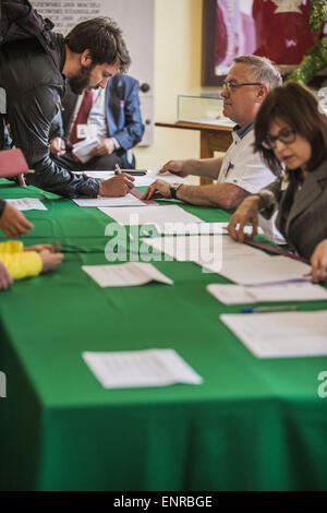 Varsovie, Mazovie, Pologne. 10 mai, 2015. Les signes de l'électeur l'enregistrement pour le vote dans un bureau de vote lors des élections présidentielles en Pologne. Credit : Celestino Arce/ZUMA/ZUMAPRESS.com/Alamy fil Live News Banque D'Images