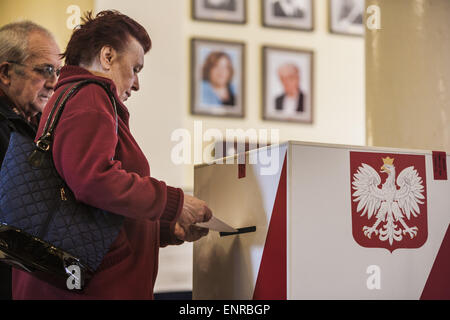 Varsovie, Mazovie, Pologne. 10 mai, 2015. Femme insère son vote dans l'urne pour les élections présidentielles en Pologne. Credit : Celestino Arce/ZUMA/ZUMAPRESS.com/Alamy fil Live News Banque D'Images