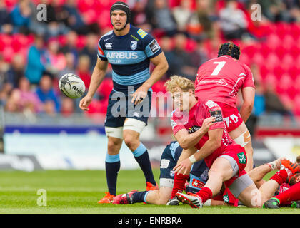 Llanelli, Wales. 10 mai, 2015. Guinness Pro12. Scarlets contre les Cardiff Blues. Scarlets Aled Davies passe le ballon. Credit : Action Plus Sport/Alamy Live News Banque D'Images