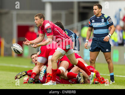 Llanelli, Wales. 10 mai, 2015. Guinness Pro12. Scarlets contre les Cardiff Blues. Scarlets Rhys Priestland passe le ballon. Credit : Action Plus Sport/Alamy Live News Banque D'Images