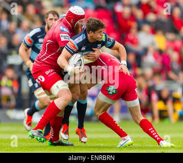 Llanelli, Wales. 10 mai, 2015. Guinness Pro12. Scarlets contre les Cardiff Blues. Blues Liam Williams fait attaquer par Scarlets Jake Ball et Rhys Priestland. Credit : Action Plus Sport/Alamy Live News Banque D'Images