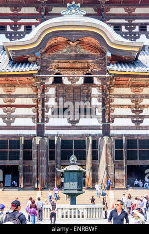 Temple Todai-ji à Nara, Japon. Vue de perspective compressée de l'avant de Daibutsu-den, hall, montrant massive les portes et pignon sur l'entrée principale. Banque D'Images